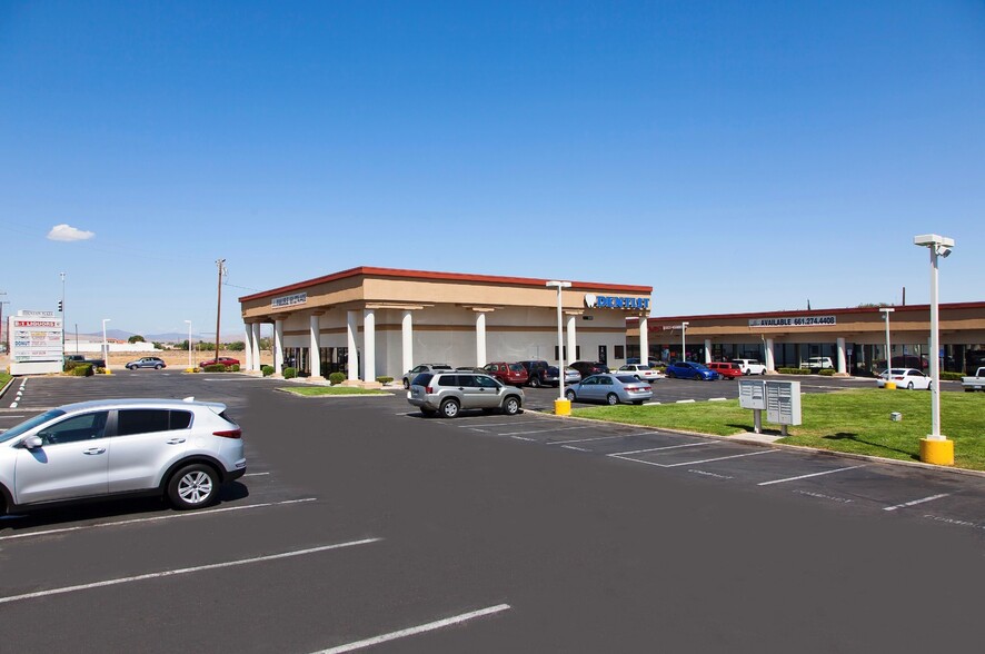 3005 E Palmdale Blvd, Palmdale, CA for lease - Building Photo - Image 2 of 8