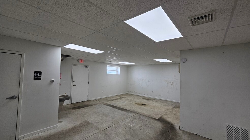 5910 S Crescent Blvd, Pennsauken, NJ for lease - Building Photo - Image 3 of 6