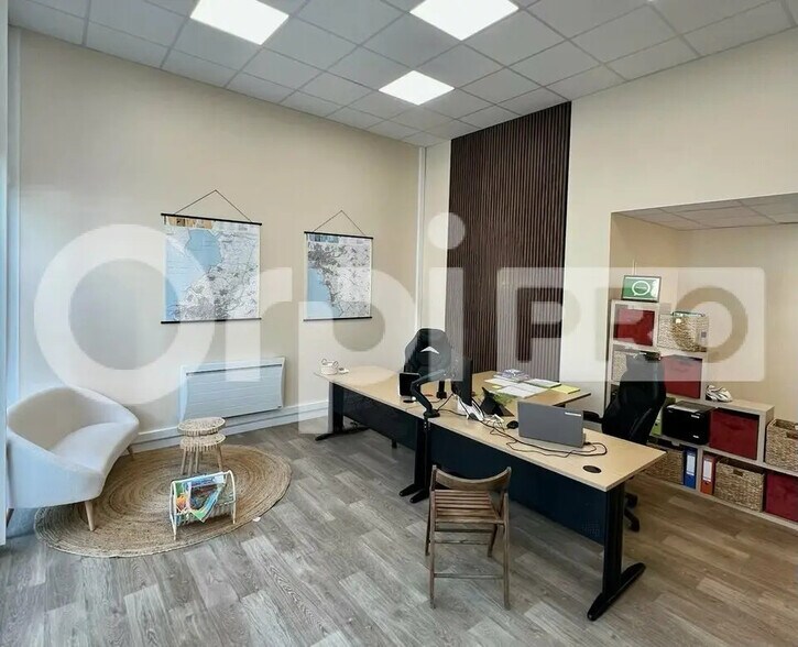 Office in La Rochelle for lease - Interior Photo - Image 2 of 3