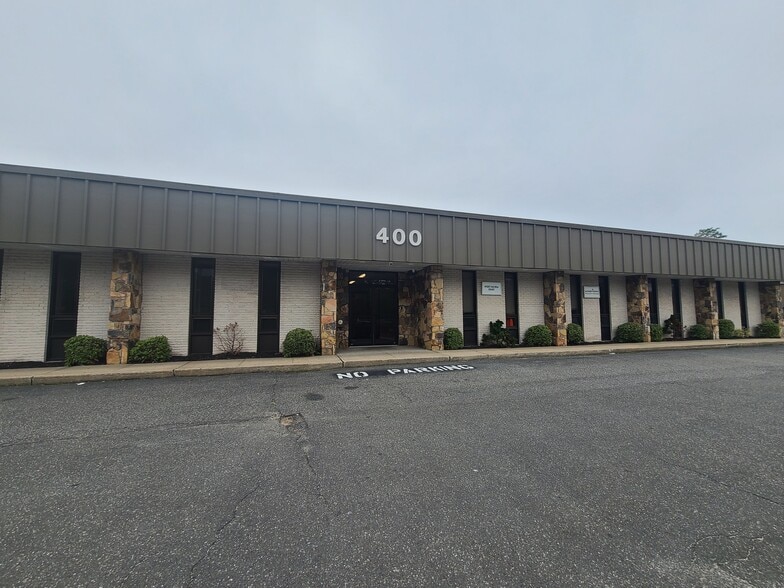 400 Montauk Hwy, West Islip, NY for lease - Building Photo - Image 1 of 22