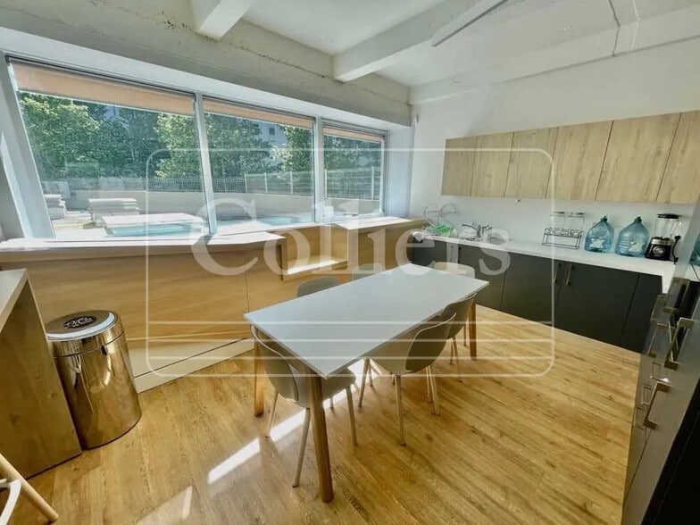 Office in Marseille for lease - Interior Photo - Image 2 of 8