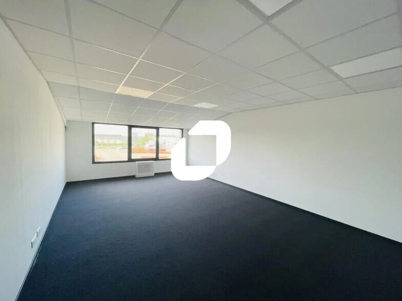 Flex in Brie-Comte-Robert for lease - Interior Photo - Image 3 of 13