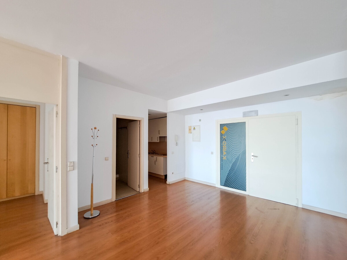 Madrid, MAD 28037 - Unit 5 - - Interior Photo - Image 1 of 10
