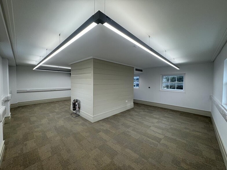 8 Kew Bridge Ct, London for lease - Building Photo - Image 2 of 10