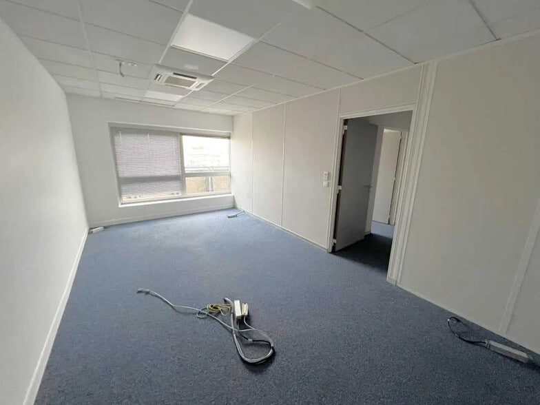 Office in Créteil for lease - Interior Photo - Image 3 of 4