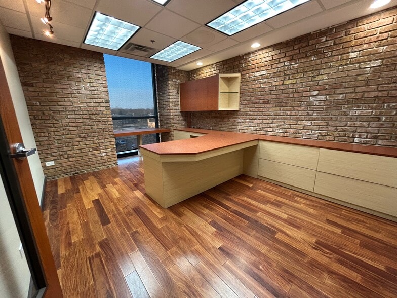 1240 Meadow Rd, Northbrook, IL for lease - Interior Photo - Image 2 of 18