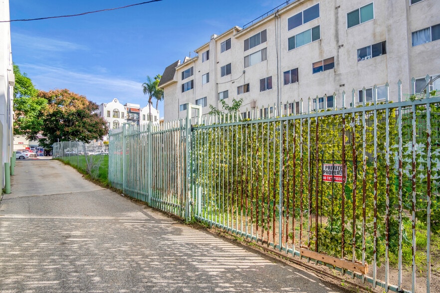 311 S Berendo St, Los Angeles, CA for sale - Building Photo - Image 2 of 16