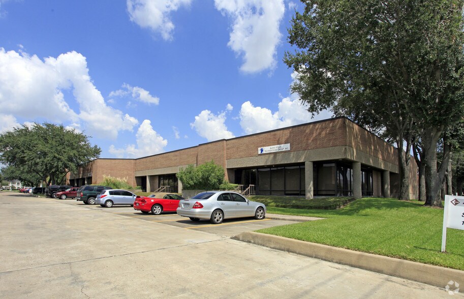 13003 Southwest Fwy, Stafford, TX for lease - Primary Photo - Image 2 of 10