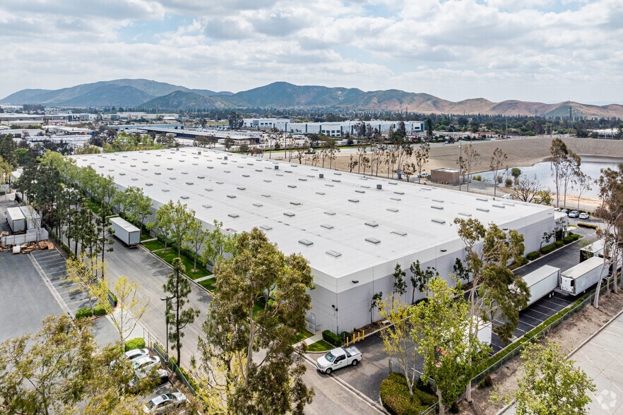 11070 Mulberry Ave, Fontana, CA for lease - Aerial - Image 2 of 21