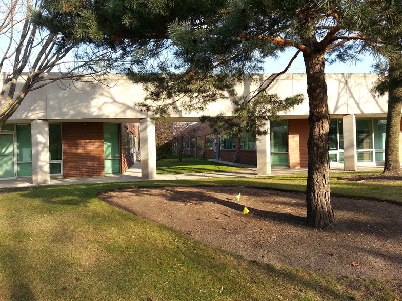 85-95 Revere Dr, Northbrook, IL for lease - Building Photo - Image 2 of 4