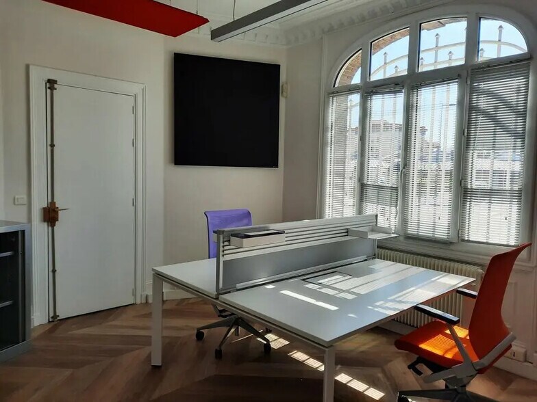 Office in Rouen for lease - Building Photo - Image 2 of 11