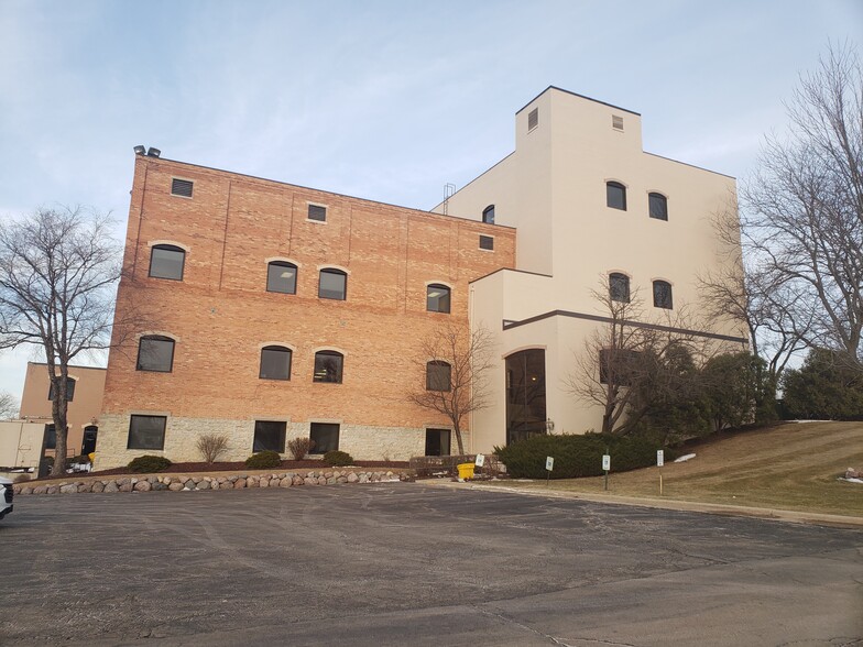 2200 Riverside Dr, Green Bay, WI for lease - Building Photo - Image 1 of 11