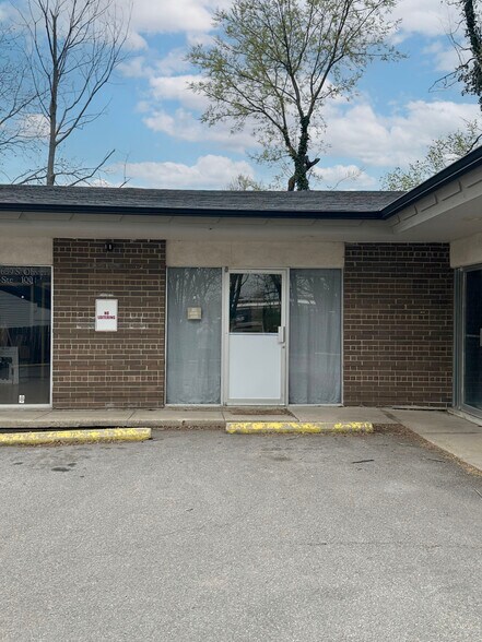 637-639 S Oliver St, Wichita, KS for lease - Building Photo - Image 2 of 9
