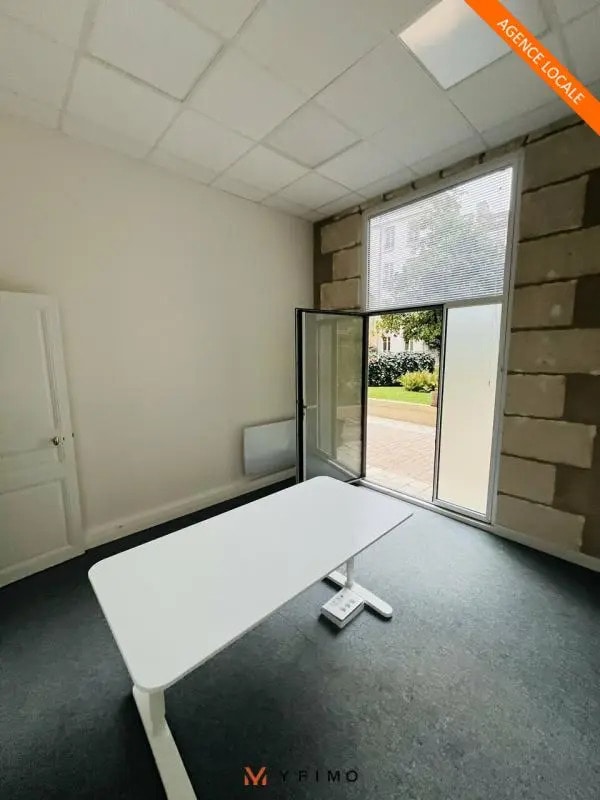 Office in Saint-Germain-en-Laye for lease Building Photo- Image 1 of 5