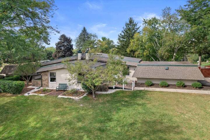 110 E Oak Crest Dr, Wales, WI for sale Building Photo- Image 1 of 8