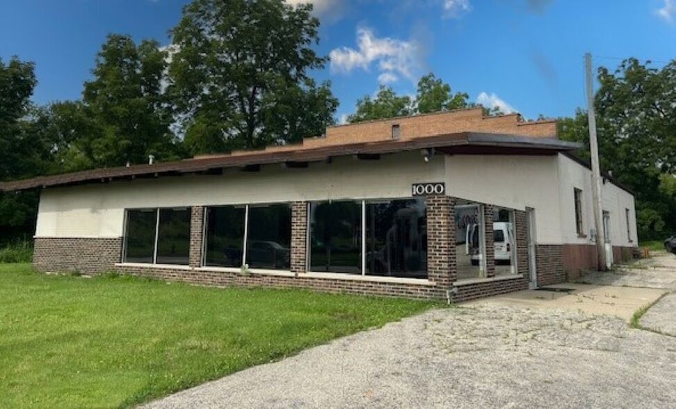 1000 S Eastwood Dr, Woodstock, IL for lease - Building Photo - Image 1 of 4