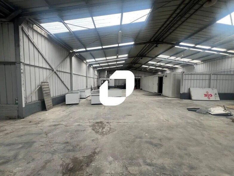 Flex in Lillers for lease - Interior Photo - Image 2 of 7