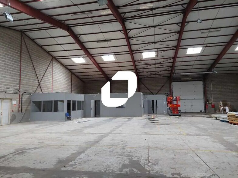 Flex in Coignières for lease - Interior Photo - Image 2 of 7