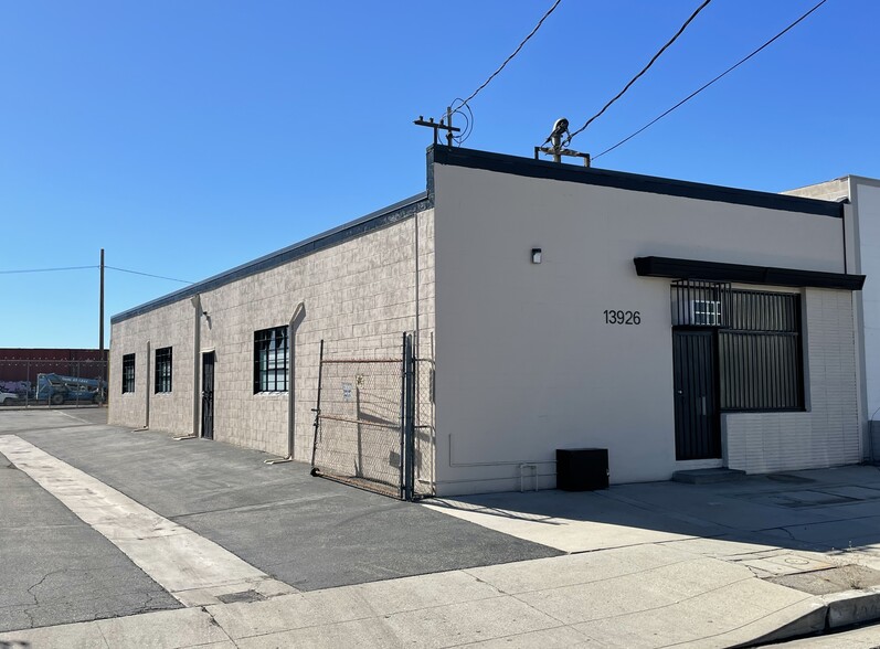 13926 Saticoy St, Panorama City, CA for lease - Building Photo - Image 1 of 3