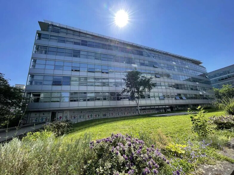 Office in Pantin for lease - Building Photo - Image 1 of 17