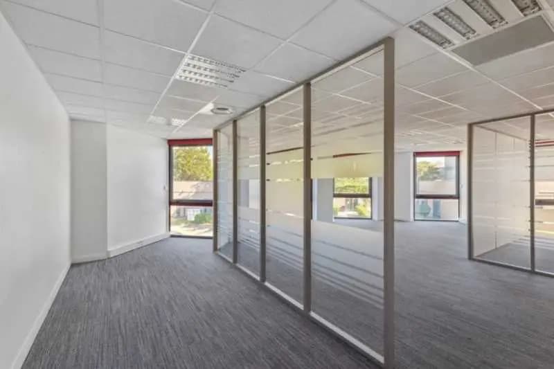 Office in Vénissieux for lease Interior Photo- Image 1 of 12