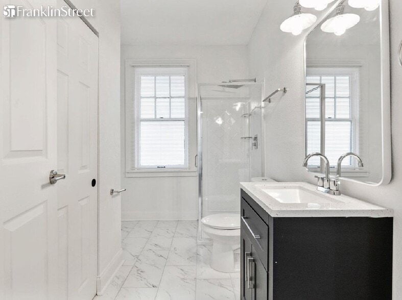 5301 S 27th Ave, Gulfport, FL for sale - Interior Photo - Image 3 of 12