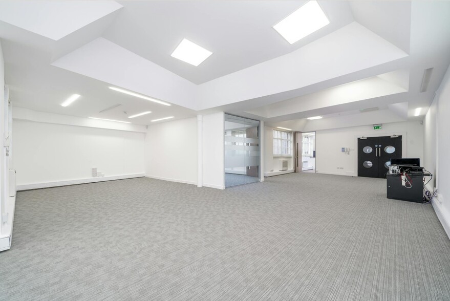 37-38 Margaret St, London for lease - Interior Photo - Image 3 of 8