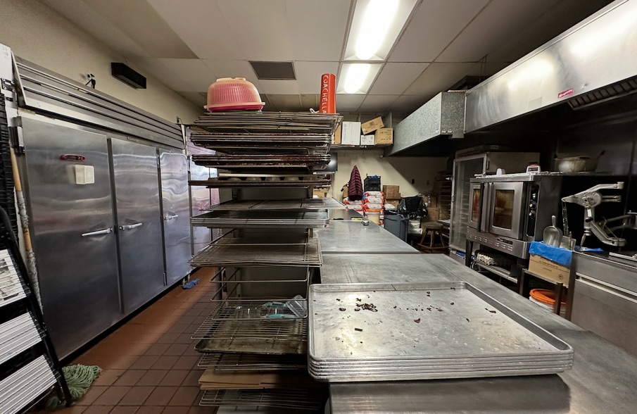 13100-13118 Sherman Way, North Hollywood, CA for lease - Building Photo - Image 3 of 10