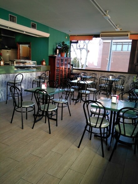 Retail in Salamanca for lease - Building Photo - Image 3 of 4