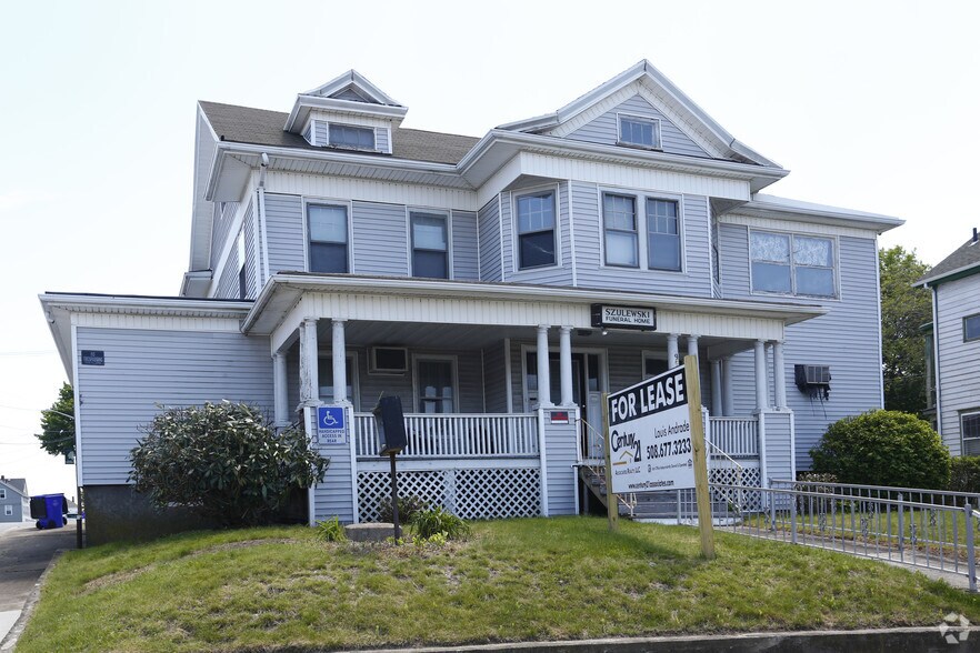 954 Plymouth Ave, Fall River, MA 02721
