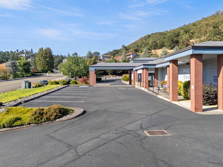 2435 NW Kline St, Roseburg, OR for lease - Building Photo - Image 2 of 17