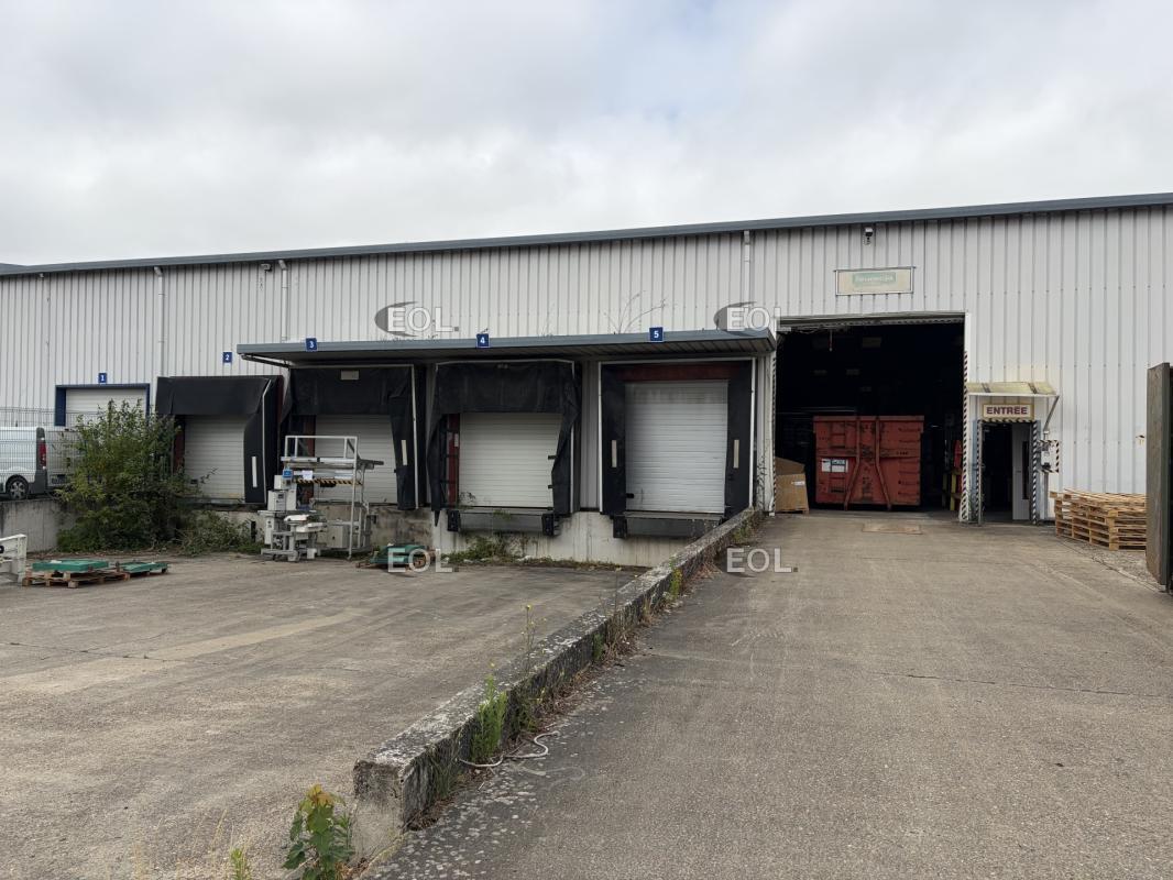 Industrial in Méru for lease Building Photo- Image 1 of 9