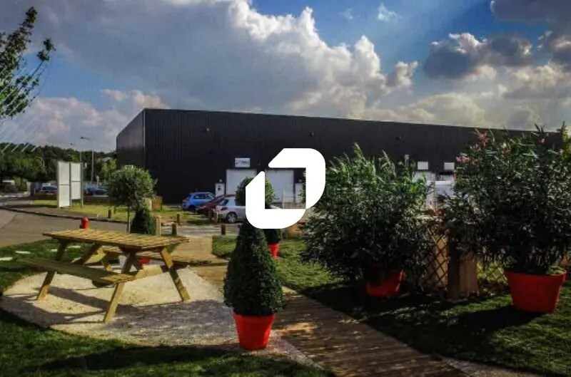 Flex in Louvres for lease - Building Photo - Image 1 of 8