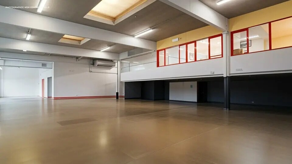 Flex in Ville-la-Grand for lease - Interior Photo - Image 2 of 5