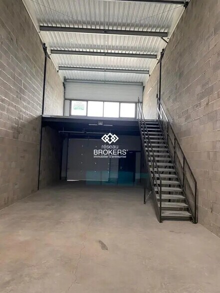 Flex in Voiron for lease - Interior Photo - Image 1 of 4