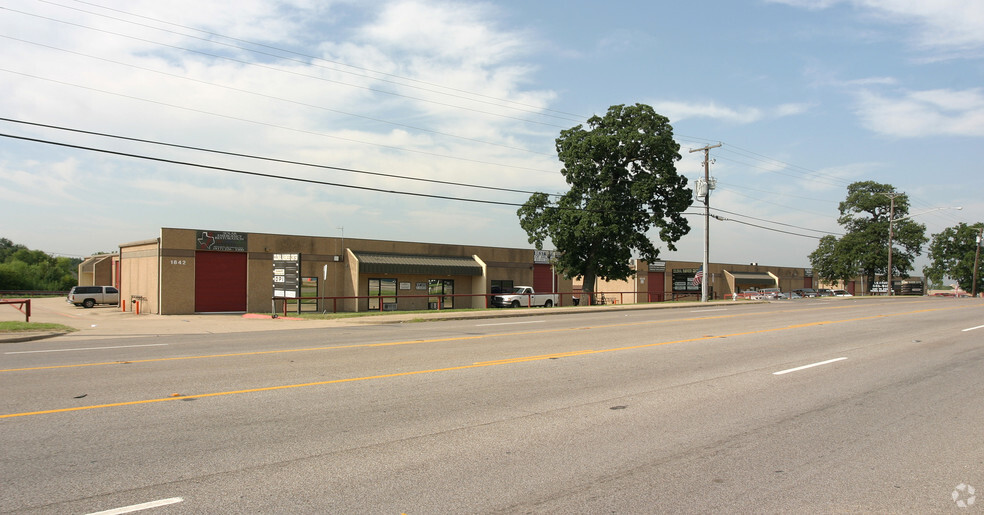 1846 W Division St, Arlington, TX for lease - Building Photo - Image 2 of 7