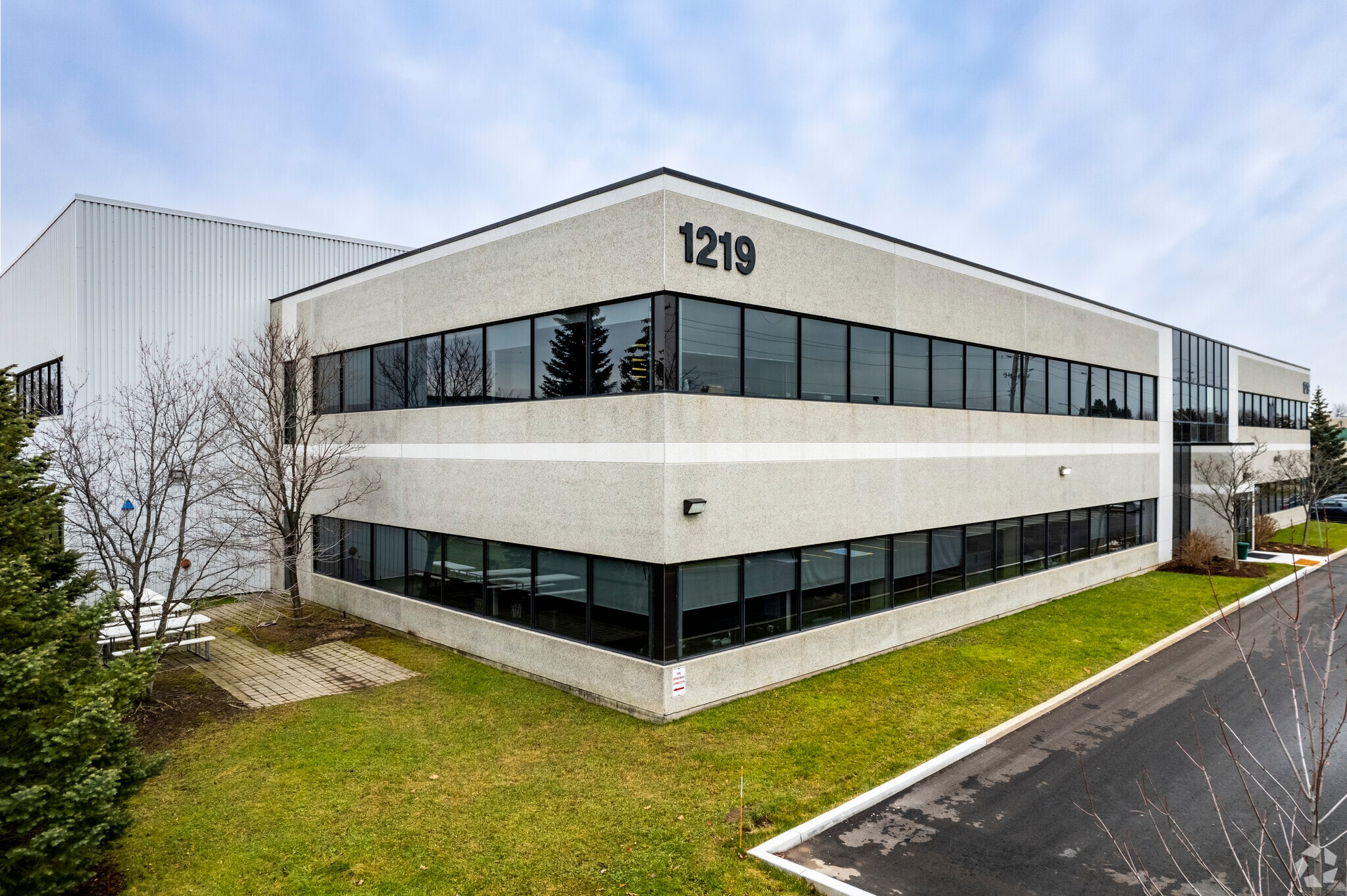 1219 Corporate Dr, Burlington, ON for lease Primary Photo- Image 1 of 7