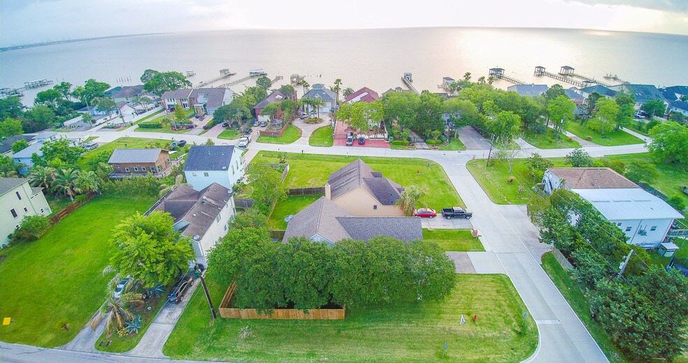 711 Cien Rd, Kemah, TX 77565