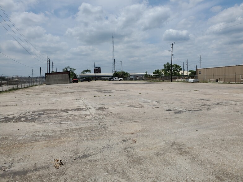 10402 Vrana Dr, Houston, TX for lease - Building Photo - Image 2 of 8