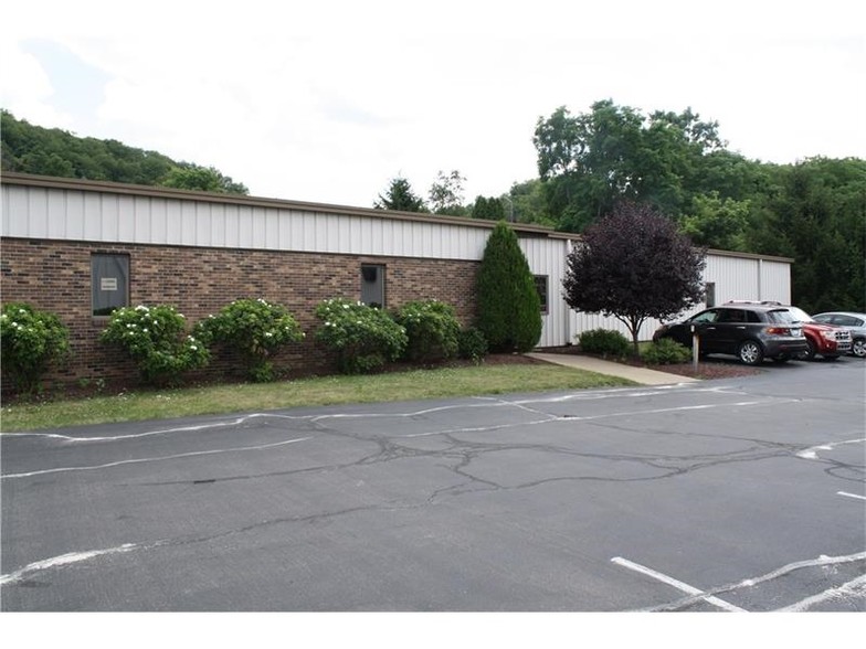 8 Four Coins Dr, Canonsburg, PA for lease - Building Photo - Image 1 of 6