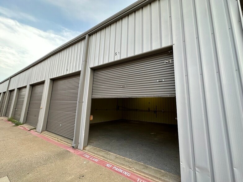 120 N Dooley St, Grapevine, TX for lease - Building Photo - Image 2 of 5