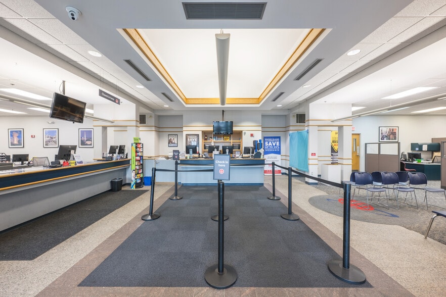 1035-1039 Reservoir Ave, Cranston RI portfolio of 2 properties for sale on LoopNet.com - Building Photo - Image 2 of 23