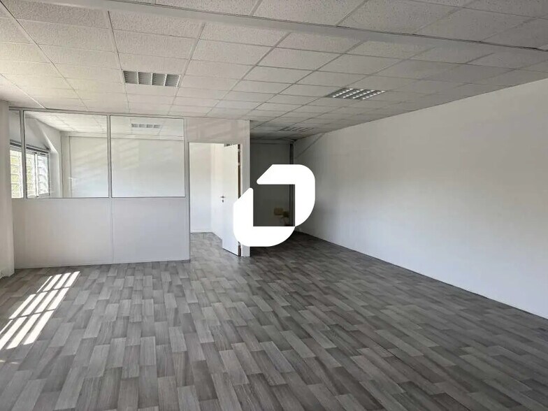 Office in Bordeaux for lease - Interior Photo - Image 2 of 8