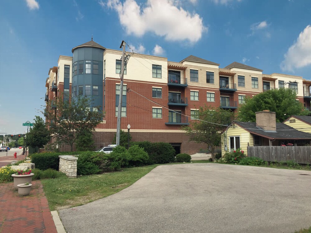 1 N Main St, Algonquin, IL 60102