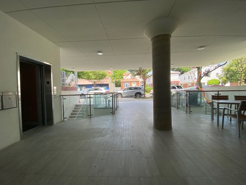 61-10 182nd St, Fresh Meadows, NY for lease - Building Photo - Image 2 of 7