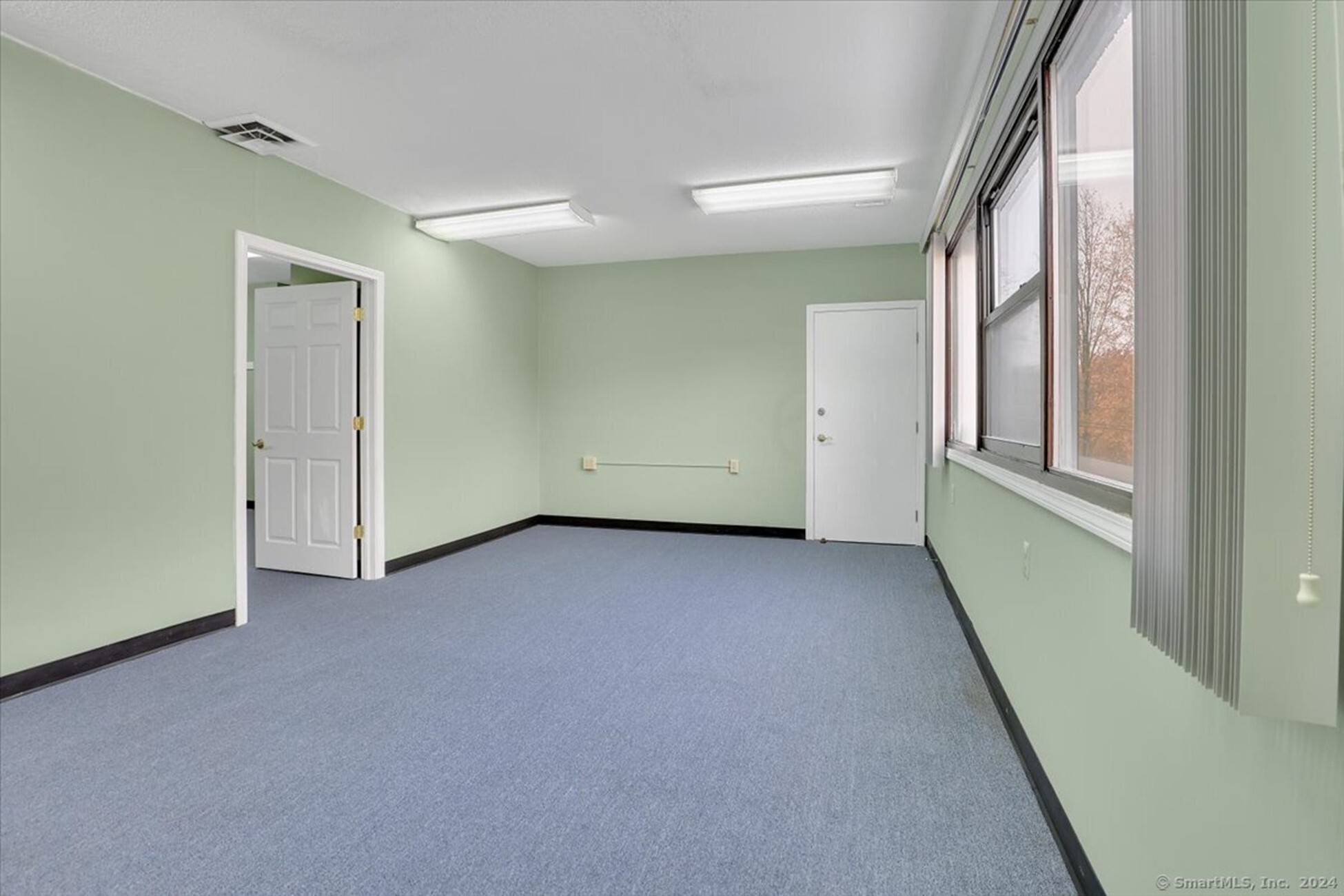 325 Chamberlain Hwy, Meriden, CT for lease Interior Photo- Image 1 of 6