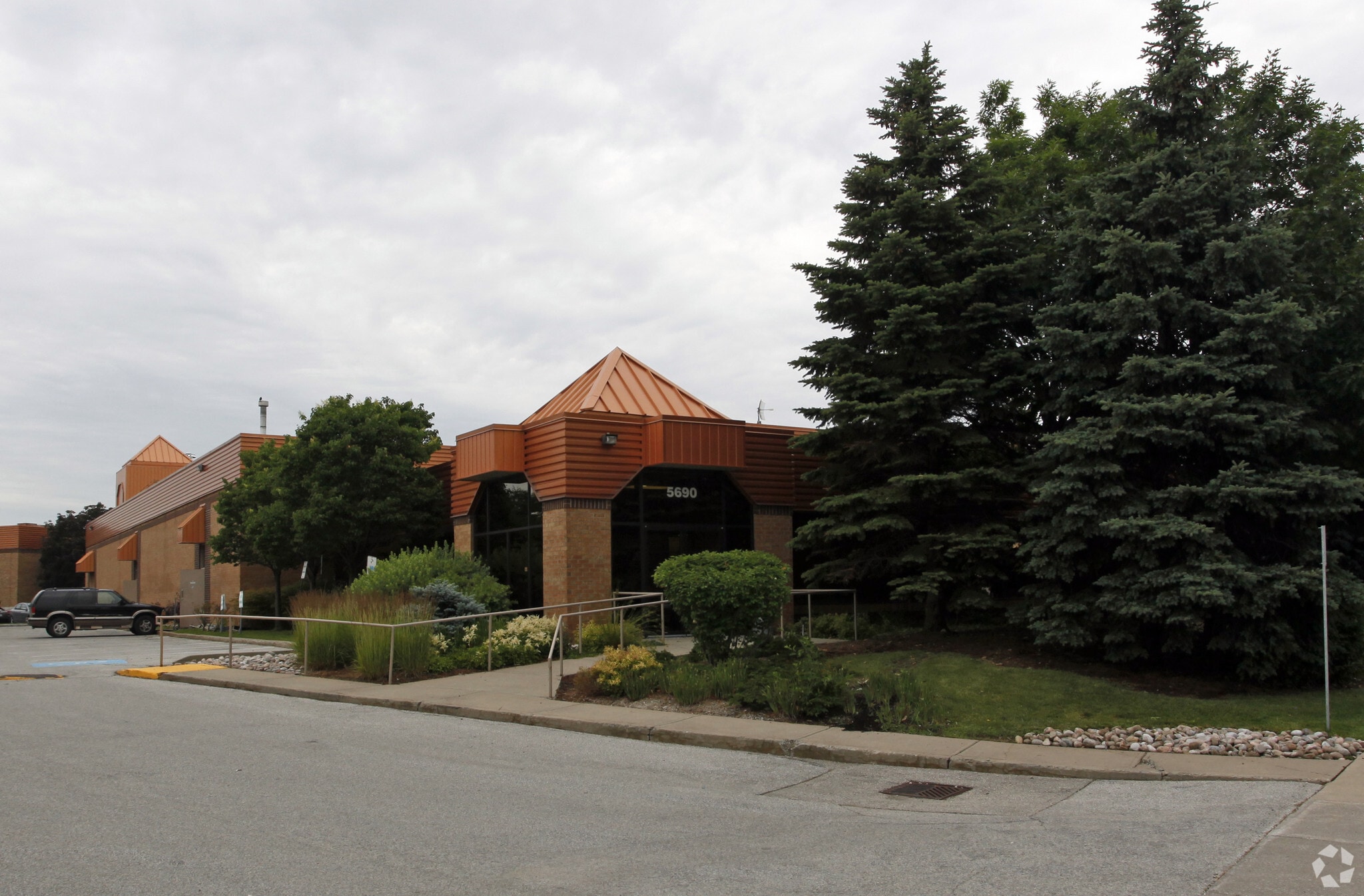 5690 Timberlea Blvd, Mississauga, ON for sale Primary Photo- Image 1 of 1