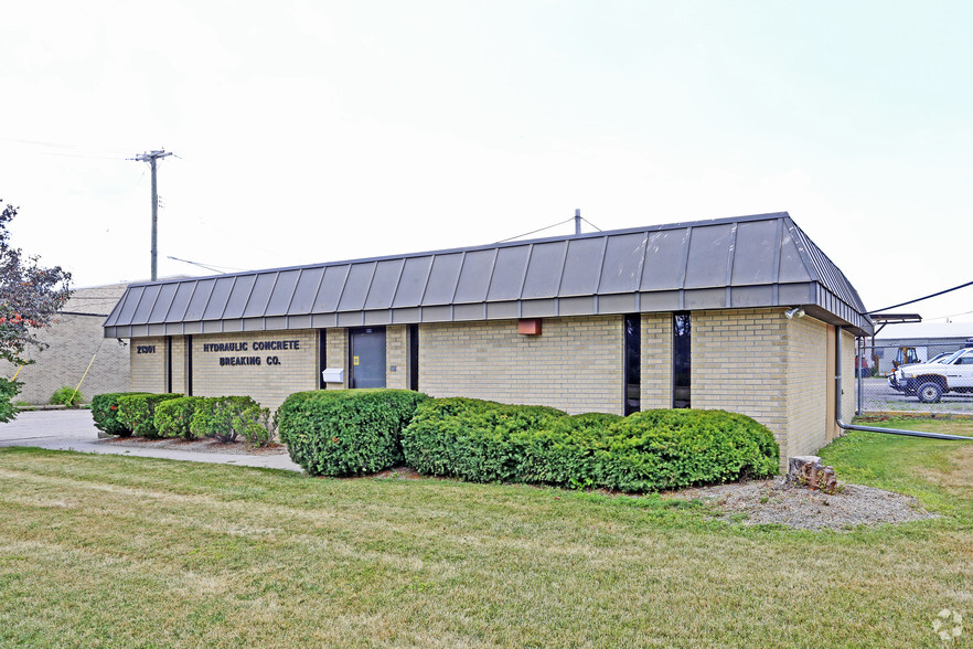 21301 Meyers Rd, Oak Park, MI for sale - Primary Photo - Image 1 of 1