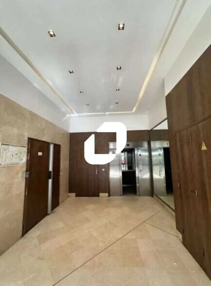 Office in Viroflay for lease - Lobby - Image 3 of 4