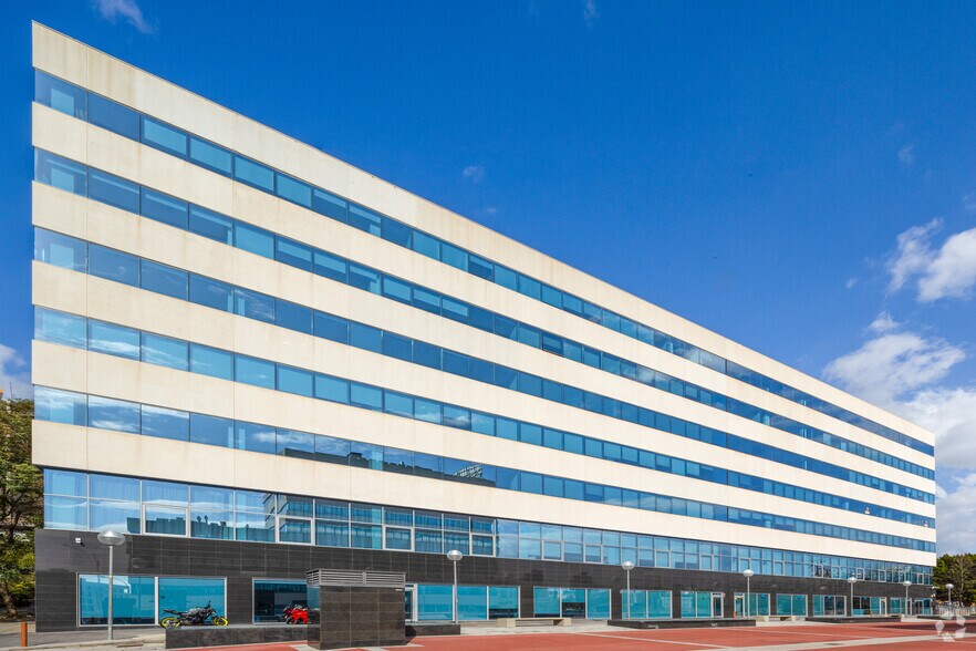 Carrer de Frederic Mompou, 4, Sant Just Desvern, Barcelona for lease - Building Photo - Image 1 of 6